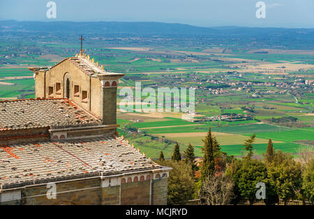 Panoramablick auf die Val di Chiana Tal von Cortona, mittelalterliche Stadt mit alten Saint Margaret Basilika Stockfoto