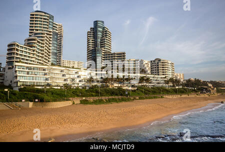 Durban, Südafrika, April 9 - 2018: Direkt am Meer in der Dämmerung mit Ferienwohnung Gebäude fangen das Sonnenlicht. Stockfoto