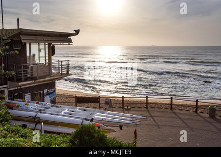 Durban, Südafrika, April 9 - 2018: Blick aus Meer mit Bademeister Gebäude in der linken Ecke und Meerkanus bei Tagesanbruch. Stockfoto