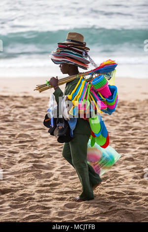 Durban, Südafrika, April 9 - 2018: Mann, Fahrrad am Strand entlang. Stockfoto