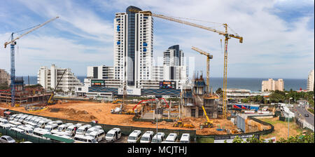 Durban, Südafrika, April 9 - 2018: Baustelle mit Baukräne und das Meer im Hintergrund. Die Website ist Teil eines groß angelegten Apar Stockfoto