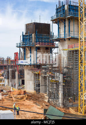 Durban, Südafrika, April 9 - 2018: Baustelle mit Zement Schalung und Gerüst. Die Seite ist Teil eines großen Apartments Entwicklung Stockfoto