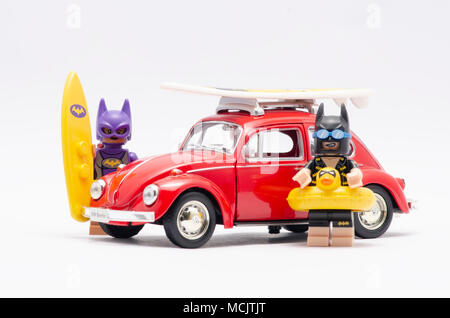 Mini Abbildung von bat Girl und Batman auf Urlaub mit Volkswagen Käfer. Lego Minifiguren sind von der Lego Gruppe hergestellt. Stockfoto