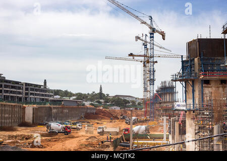 Durban, Südafrika, April 9 - 2018: Baustelle mit Baukräne und Zement Nutzfahrzeuge. Die Seite ist Teil eines großen Apartments devel Stockfoto