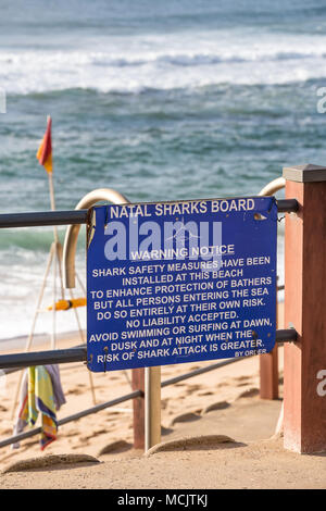 Durban, Südafrika, 10 April - 2018: einer Bekanntmachung an der Küste Information der Badenden über den Hai Sicherheitsmaßnahmen am Strand. Stockfoto