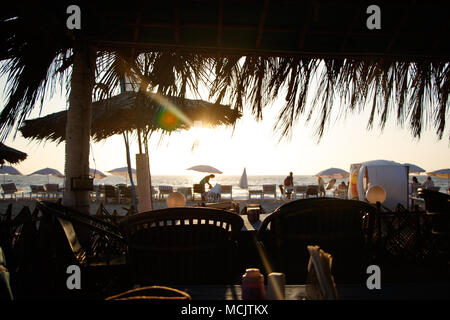 Bambus Hütte am Strand am Meer in Goa, Indien Stockfoto