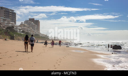 Durban, Südafrika, 12. April - 2018: Menschen zu Fuß entlang der Strandpromenade an einem sonnigen Tag. Stockfoto