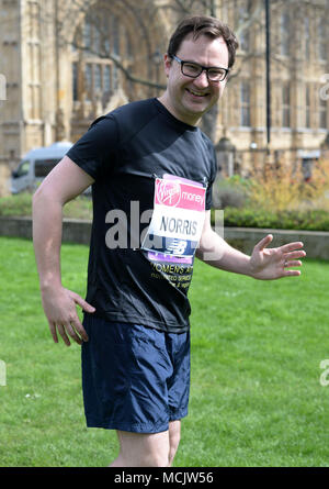 Labour MP für Nottingham North Alex Norris auf College Green, London, vor der Teilnahme an der Jungfrau Geld London Marathon am Sonntag. Stockfoto