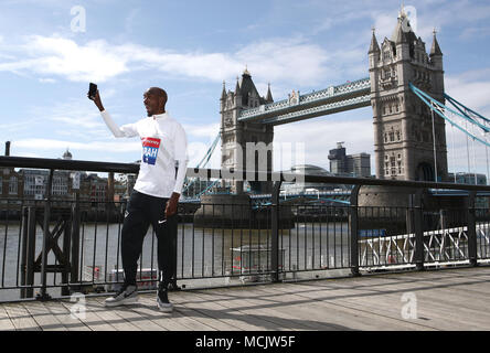 Sir Mo Farah während einer Pressekonferenz im Tower Hotel, London. DRÜCKEN SIE VERBANDSFOTO. Bilddatum: Dienstag, 17. April 2018. Siehe PA Story Leichtathletik Marathon. Das Foto sollte lauten: John Walton/PA Wire. Stockfoto