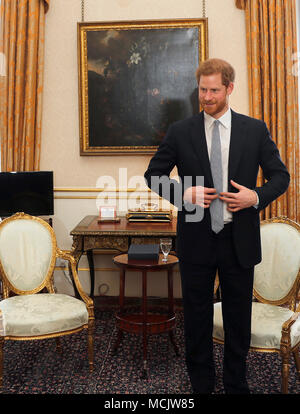 Prinz Harry wartet Paul Kagame, Präsident von Ruanda, am Buckingham Palace in London zu treffen, während der Tagung der Regierungschefs des Commonwealth. Stockfoto