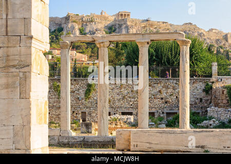 Ruinen im Garten von Hadrian's Bibliothek mit der Akropolis im Hintergrund - Athen, Griechenland Stockfoto