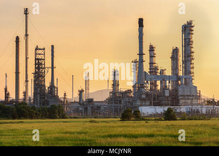 Die raffinerieindustrie tank Produktion Erdöl-, Erdgas- Gud-Kraftwerk und Pipeline. Stockfoto