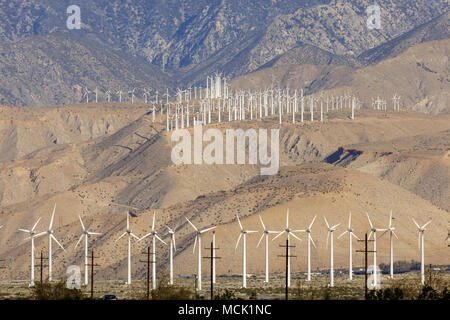 Moderne Windenergieanlagen Farm in der Nähe von Palm Springs, Kalifornien, speziell der Windenergie. Stockfoto