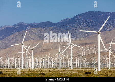 Moderne Windenergieanlagen Farm in der Nähe von Palm Springs, Kalifornien, speziell der Windenergie. Stockfoto