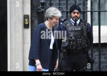 Theresa May übergibt einen Sikh Polizist auf der Hut vor 10 Downing Street, die offizielle Residenz des Ministerpräsidenten, in London. Stockfoto