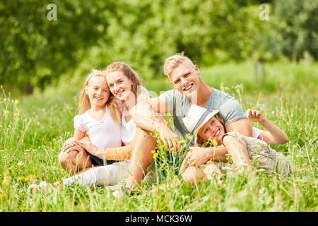 Happy Family ist Entspannung im Urlaub in der grünen Natur Stockfoto
