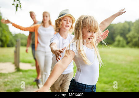 Familie und Kinder Sport Fitness und Balance an der Verkleidung weg Stockfoto
