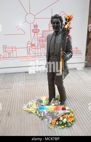 Ken, Dodd, Ken Dodd, Statue, Skulptur, diddymen, Komiker, Institution, Kitzeln, Stick, Lime Street, Zug, Station, concourse, Liverpool, Merseyside, England, Vereinigtes Königreich, Stockfoto