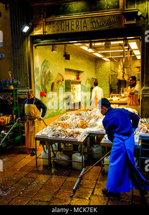 Am frühen Morgen in einem Fischgeschäft in der Via Drapperie, Bologna, Italien Stockfoto