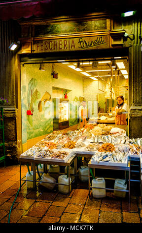 Am frühen Morgen in einem Fischgeschäft in der Via Drapperie, Bologna, Italien Stockfoto