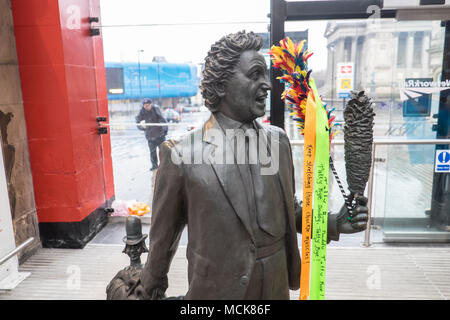 Ken, Dodd, Ken Dodd, Statue, Skulptur, diddymen, Komiker, Institution, Kitzeln, Stick, Lime Street, Zug, Station, concourse, Liverpool, Merseyside, England, Vereinigtes Königreich, Stockfoto