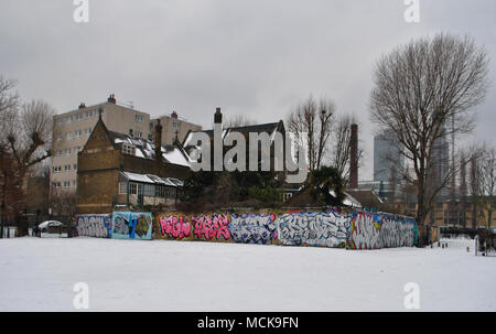 GRAFFITI die Wände um das alte Pfarrhaus & ST. PATRICKS SCHULGEBÄUDE AUF ALLEN GÄRTEN, Shoreditch, East London in den Schnee. Stockfoto