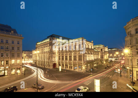 Wien, Österreich - 19 März 2018: Luftaufnahme von Albertina am Abend mit Albertinaplatz und der Staatsoper. Stockfoto