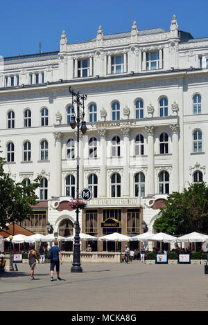 Traditionelle Kaffeehaus Gerbeaud am Vörösmarty ter in der ungarischen Hauptstadt Budapest - Ungarn. Stockfoto