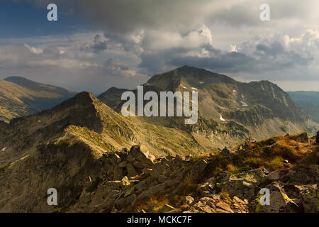 Die malerische Landschaft in den Bergen. Kamenitsa Peak, Pirin-gebirge, Bulgarien. Stockfoto