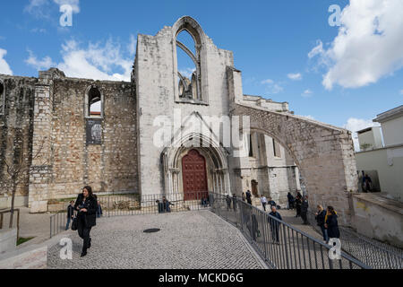 Der Eingang des Do Carmo Kloster in Lissabon, Portugal. Stockfoto