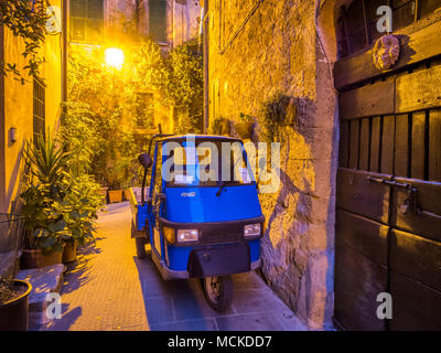 Ape in der Altstadt von Pitigliano in der Toskana, Italien Stockfoto