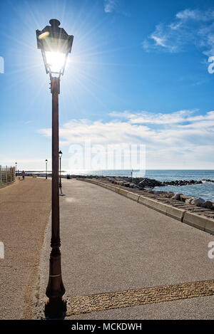 Strand und Promenade - Saintes Maries de la Mer - Camargue (Provence) - Frankreich Stockfoto