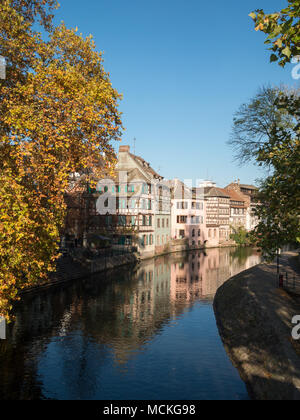 Kranke riverside Häuser, Straßburg Stockfoto