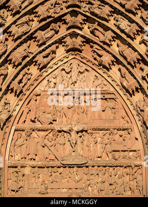 Details der Skulpturen des Trommelfells des Westportals der Kathedrale unserer Lieben Frau von Straßburg Stockfoto