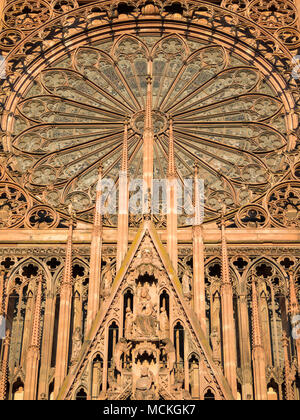 Details der Westfassade der Kathedrale Unserer Lieben Frau von Straßburg Stockfoto