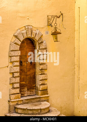 Tor in der Altstadt von Spoleto in Umbrien, Italien Stockfoto