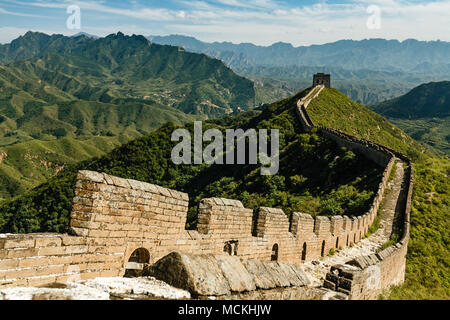 Weiten Blick auf Ausdehnung der Großen Mauer von China und grüne bergige Landschaft Stockfoto