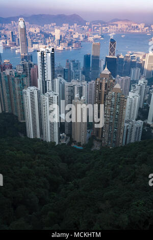 Blick auf die Skyline von Hong Kong Hafen bei Sonnenuntergang Stockfoto