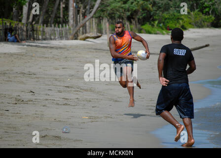 Fidschi Männer spielen Rugby auf Palm Beach, Nadi, Fidschi. Stockfoto