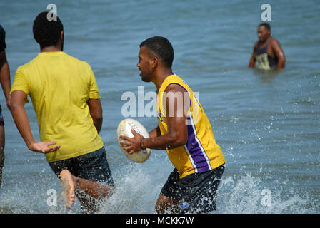 Fidschi Männer spielen Rugby auf Palm Beach, Nadi, Fidschi. Stockfoto