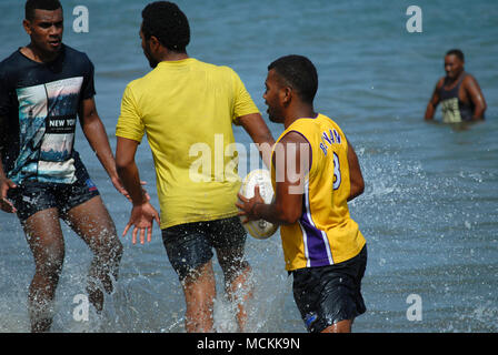 Fidschi Männer spielen Rugby auf Palm Beach, Nadi, Fidschi. Stockfoto