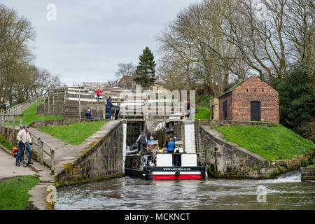 Ein großes Hotel Boot steigen in die fünf Schleusen am Leeds und Liverpool Canal, Bingley, in der Nähe von Bradford, West Yorkshire, England. Stockfoto