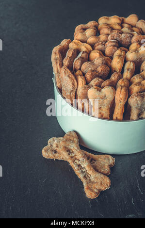 Hausgemachte und gesunden Kürbis Hund Knochen Cookies. Stockfoto