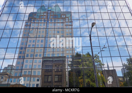 Reflexionen von einem Büroturm in Hamilton Street, Vancouver Downtown, Kanada Stockfoto