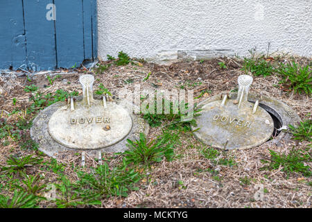 Alte im Mülleimer mit Deckel Stockfoto