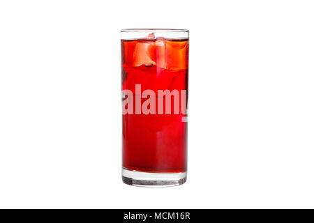 1-farbigen, transparenten Cocktail, ein erfrischendes Bad in einem hohen Glas mit Eiswürfel mit Geschmack von Beeren, Kirschen, Erdbeeren, Grapefruit. Seitliche Ansicht Stockfoto