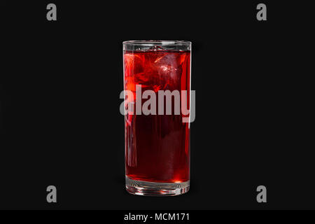 1-farbigen, transparenten Cocktail, ein erfrischendes Bad in einem hohen Glas mit Eiswürfel mit Geschmack von Beeren, Kirschen, Erdbeeren, Grapefruit. Seitliche Ansicht Stockfoto