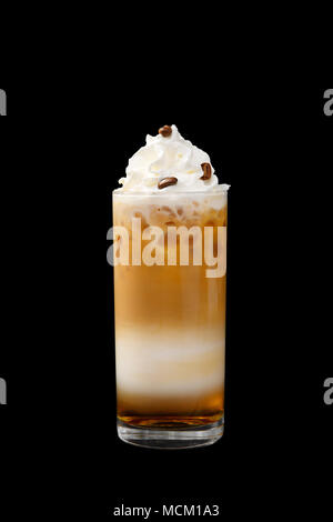 Ein buntes, dreistufige opak Cocktail in ein hohes Glas mit Eis, Sahne und Kaffee Bohnen, mit einem Geschmack von Kaffee, Karamell, Creme Stockfoto