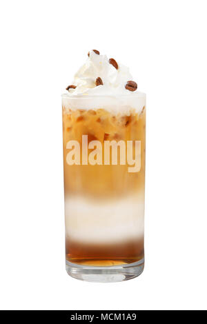Ein buntes, dreistufige opak Cocktail in ein hohes Glas mit Eis, Sahne und Kaffee Bohnen, mit einem Geschmack von Kaffee, Karamell, Creme Stockfoto