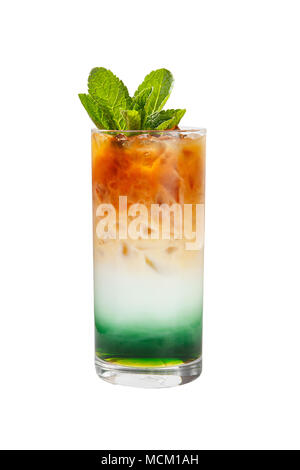 Ein buntes, dreistufige opak Cocktail in ein hohes Glas mit crushed Ice und Minzeblättchen und Kaffeebohnen, mit dem Geschmack von Menthol, Kaffee, Ca Stockfoto